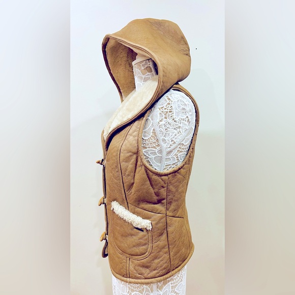 UGG AUSTRALIA HOODED SHEARLING VEST SIZE LARGE ❄️🤎💝 - Picture 3 of 11